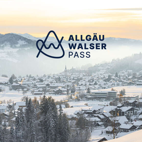 Logo Allgäu Walser Pass auf der verschneiten Ortsansicht von Oberstaufen im Winter