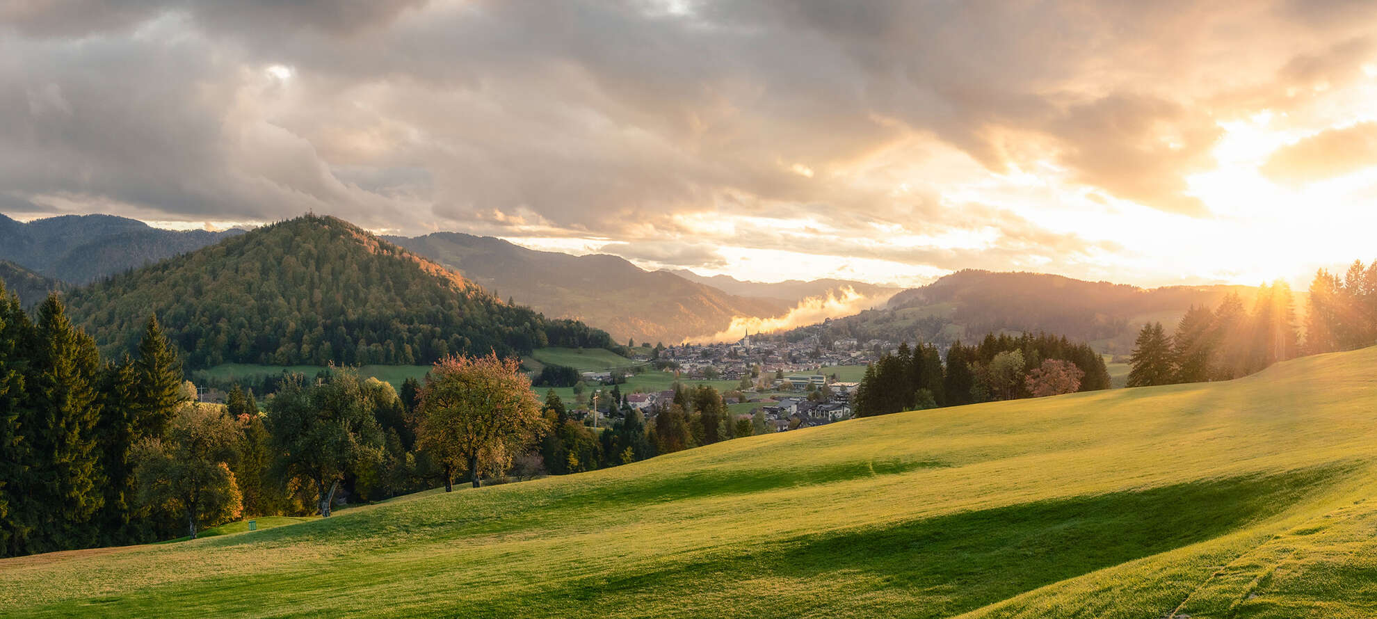 Panoramablick vom Golfplatz Buflings auf den Staufen und Oberstaufen Ort