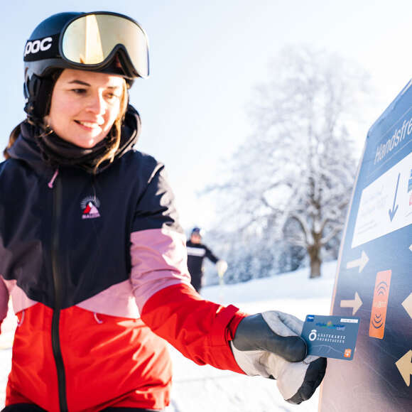 Mit der Oberstaufen PLUS Karte am Drehkreuz in der Skiarena Steibis.