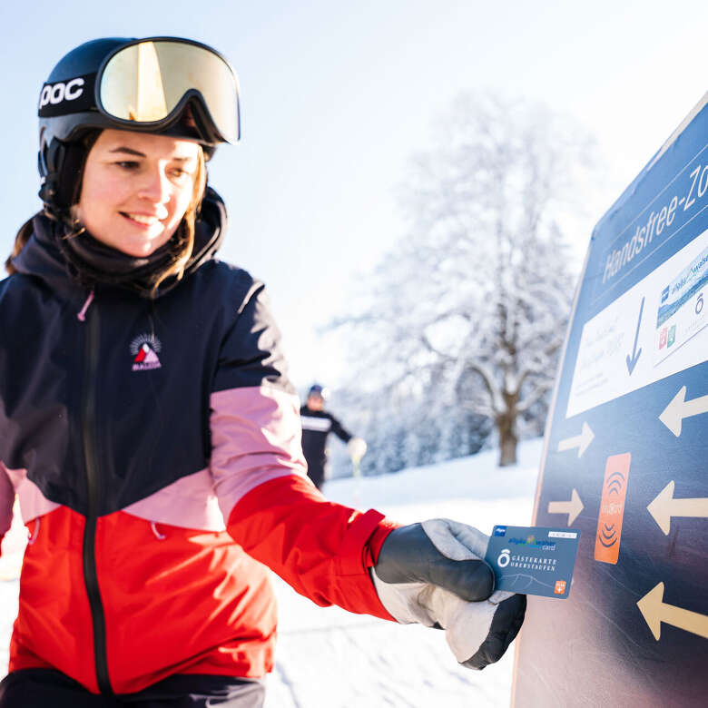 Mit der Oberstaufen PLUS Karte am Drehkreuz in der Skiarena Steibis.