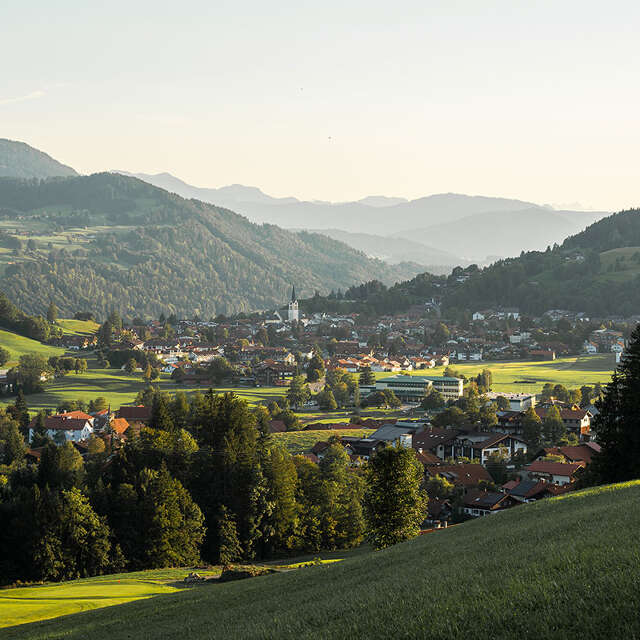 Blick auf Oberstaufen und die umliegenden Berge im Spätsommer