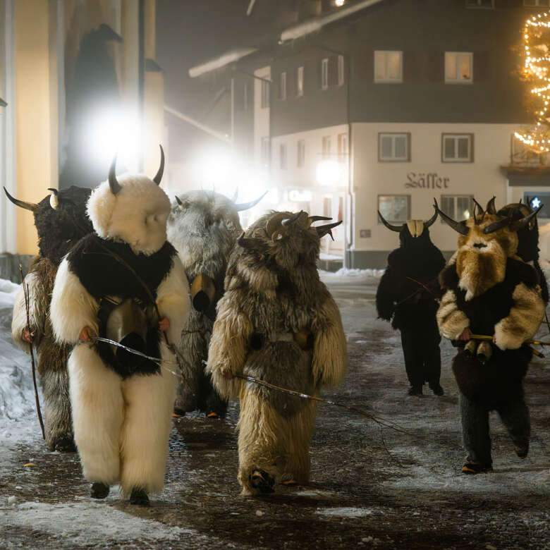 Traditionelles Klausentreiben am Kirchplatz in Oberstaufen