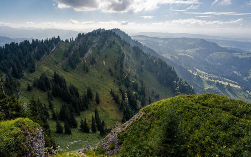 Gipfel von Häderich und Falken mit Weitblick auf die Berge von Oberstaufen