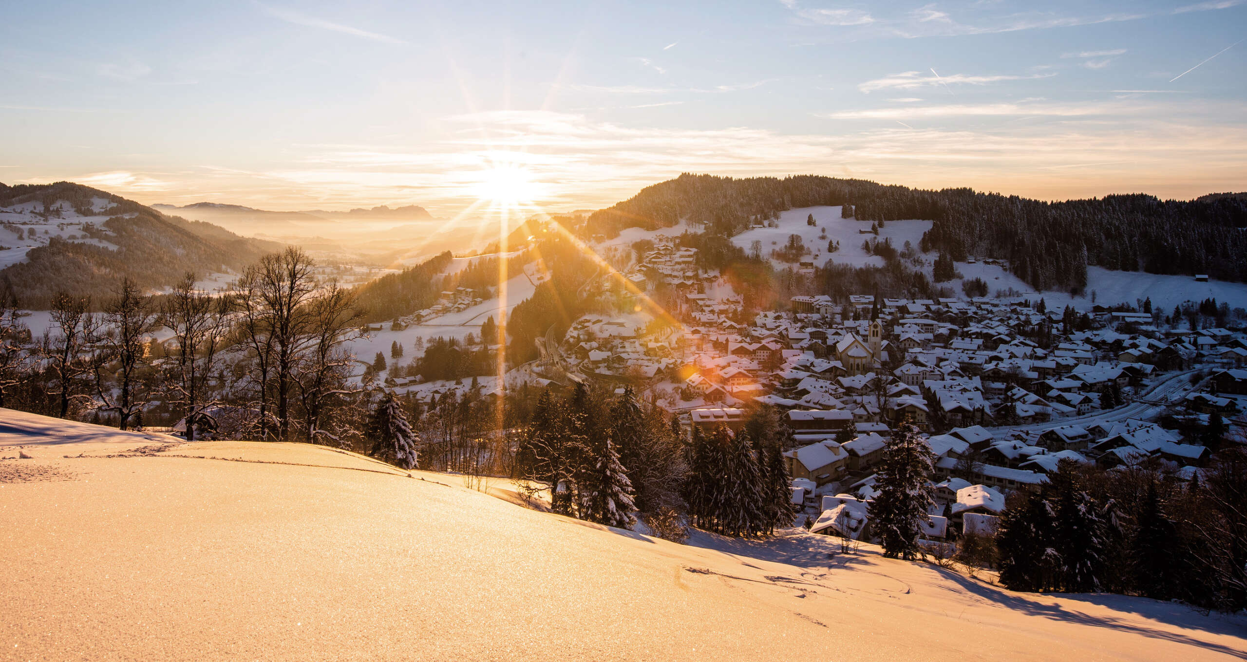 Sonnenuntergang über Oberstaufen im Winter