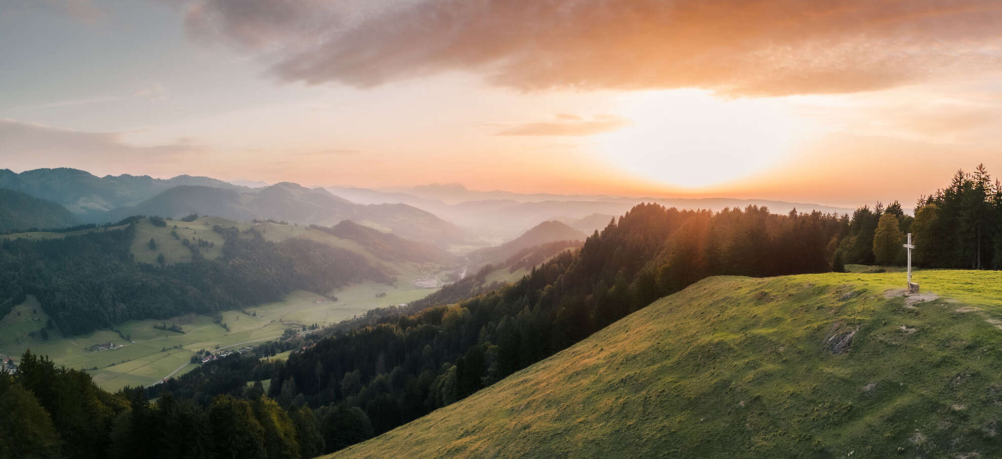 Panoramablick über die Salmaser Höhe und die weite Natur von Oberstaufen im Sonnenuntergang