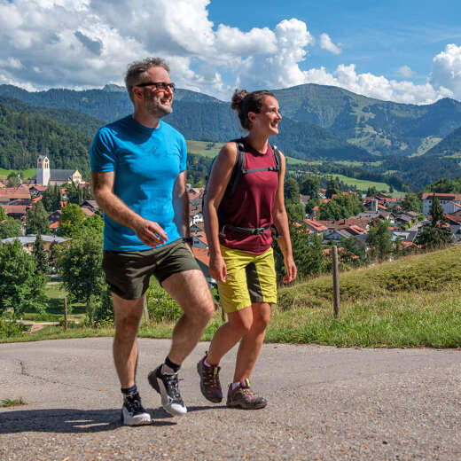 Panoramatour über Oberstaufen mit Blick auf den Ort und den Hochgrat.