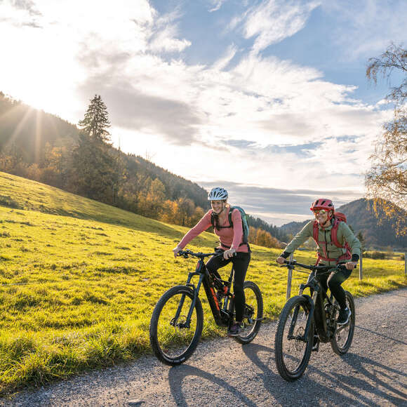 Radler auf dem Radweg von Oberstaufen nach Thalkirchdorf im Herbst.