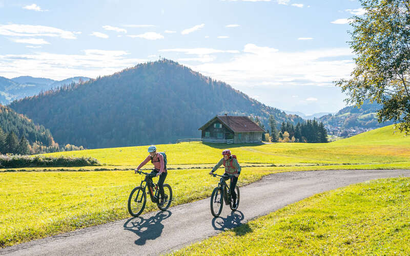 Radtour mit Ausblick auf die Berge von Oberstaufen im Herbst.