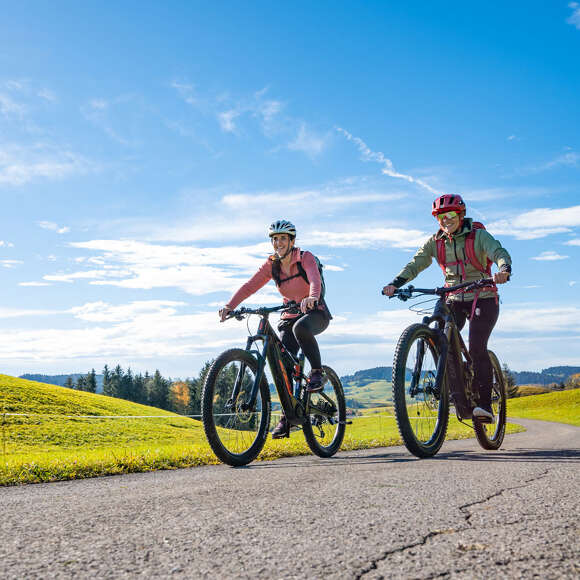 Radfahren in der Sonne auf dem Hompessenweg bei Oberstaufen