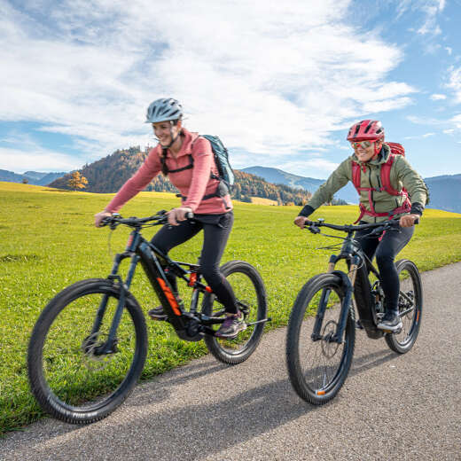 Radfahren am Hompessenweg in herbstlicher Natur um Oberstaufen