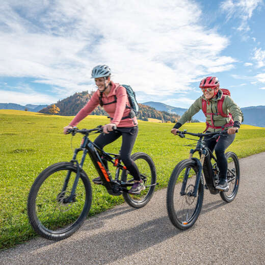 Radfahren am Hompessenweg in herbstlicher Natur um Oberstaufen