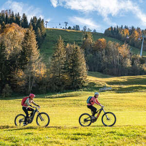 Radfahren in der herbstlichen Natur mit Blick auf die Hündlebahn