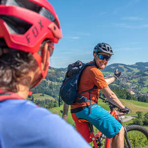 Radeln in der grünen Natur von Oberstaufen mit Weitblick auf die grüne Landschaft