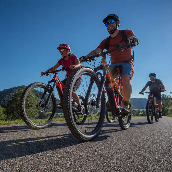 E-Bike Tour an einem sonnigen Sommertag bei Oberstaufen