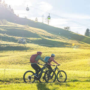 Radfahren am Hündle mit Blick auf die Bergbahn bei Oberstaufen