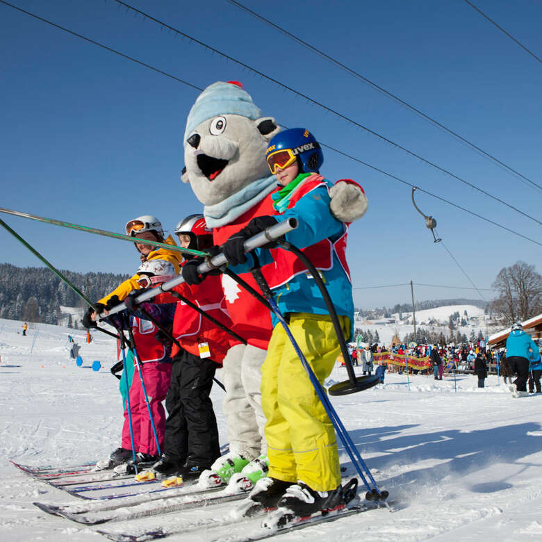 Familienskifahren am Raketenlift an den Skiliften Sinswang