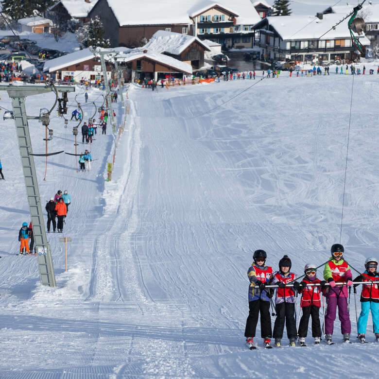 Raketenlift und Schlepplift mit den Pisten der Skilifte Sinswang