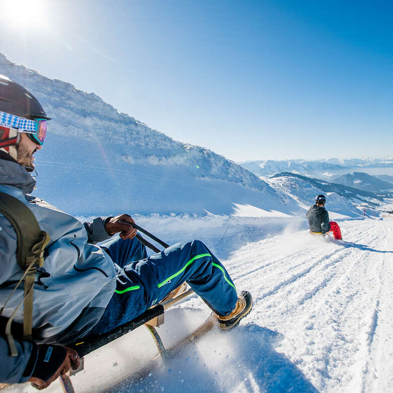 Rasante Rodelabfahrt auf der Rodelbahn am Hochgrat im Winter