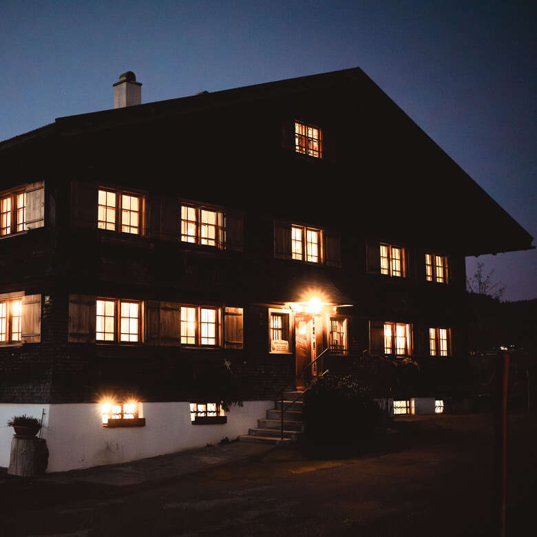 Huimatmuseum Beim Strumpfar beleuchtet in den Abendstunden im Winter.