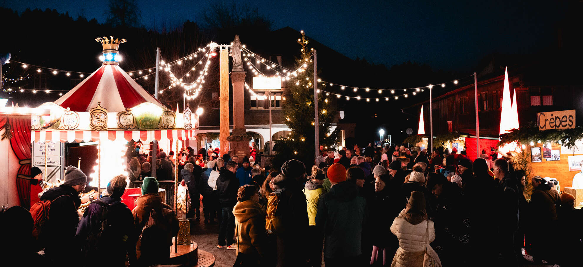 Wintermarkt mit Essensständen, Kinderkarussell und Livemusik