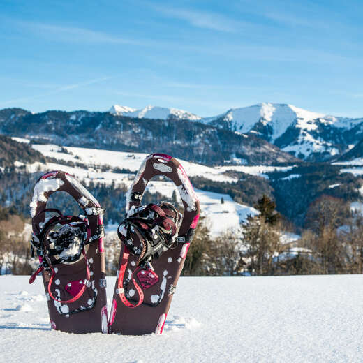 Schneeschuhe im Tiefschnee mit Panorama der verschneiten Nagelfluhkette.