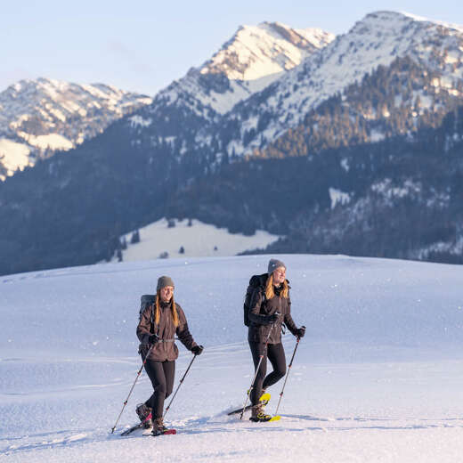 Schneeschuhtour in den verschneiten Bergen von Oberstaufen