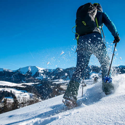 Schneeschuhwanderung mit Hochgratblick an einem sonnigen Wintertag.