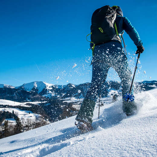 Schneeschuhwanderung mit Hochgratblick an einem sonnigen Wintertag.