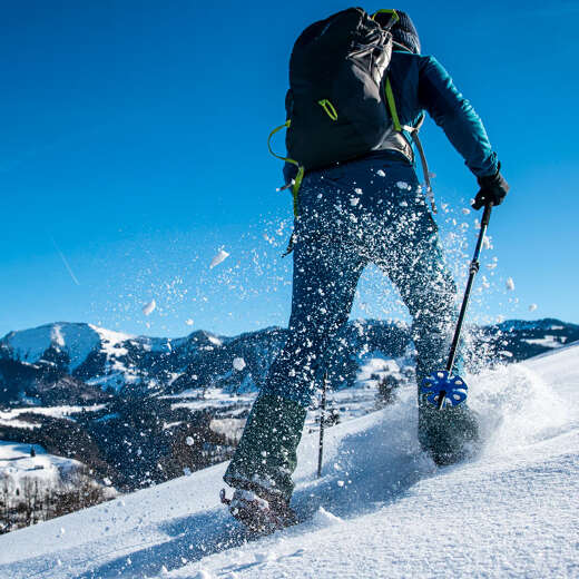 Schneeschuhwanderung mit Hochgratblick an einem sonnigen Wintertag.