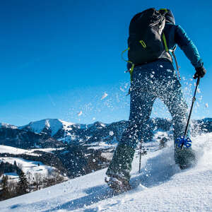 Schneeschuhwanderung mit Hochgratblick an einem sonnigen Wintertag.