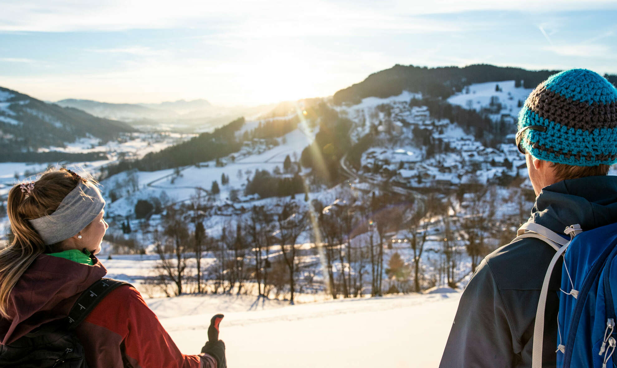 Schneeschuhwandern im Sonnenuntergang am Staufen mit Blick auf Oberstaufen.