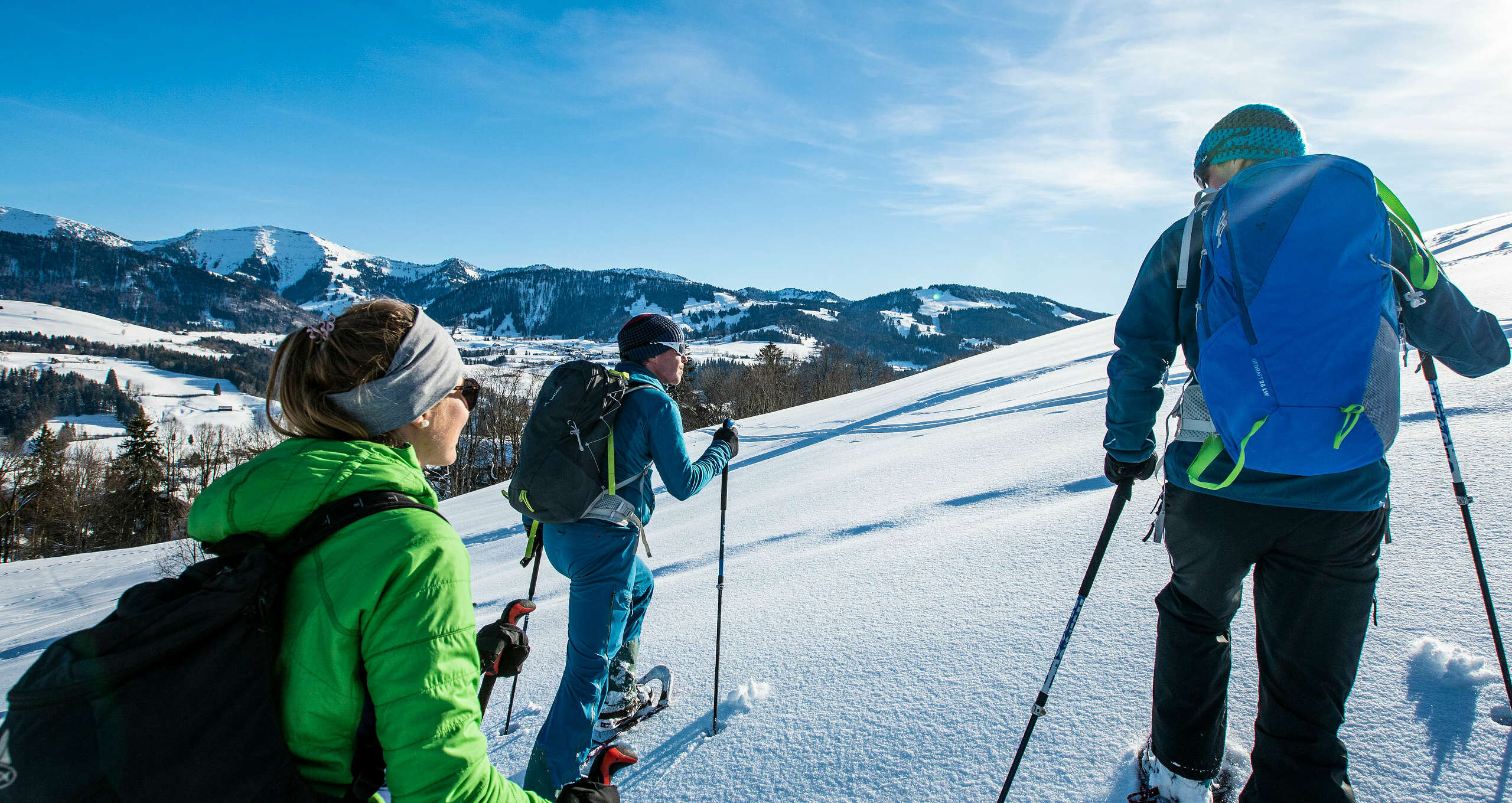 Schneeschuhwandern in Oberstaufen mit Ausblick auf den verschneiten Hochgrat.