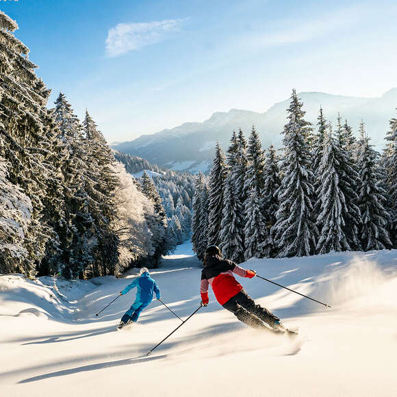 Sonneskifahren in der Skiarena Steibis mit Ausblick auf die Berge von Oberstaufen