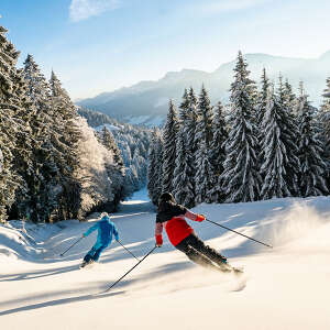 Sonneskifahren in der Skiarena Steibis mit Ausblick auf die Berge von Oberstaufen