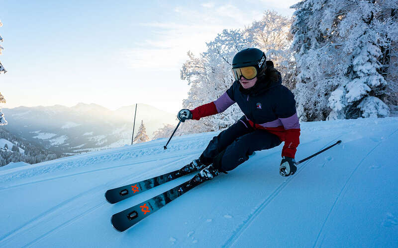 Skifahrenauf den Pisten in Oberstaufen