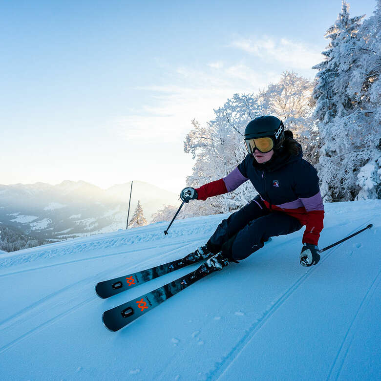 Skifahren in der Skiarena Steibis mit Panorama der verschneiten Nagelfluhkette.