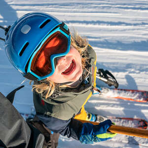 Kind beim Skifahren im Schlepplift im Skigebiet Hündle-Thalkirchdorf