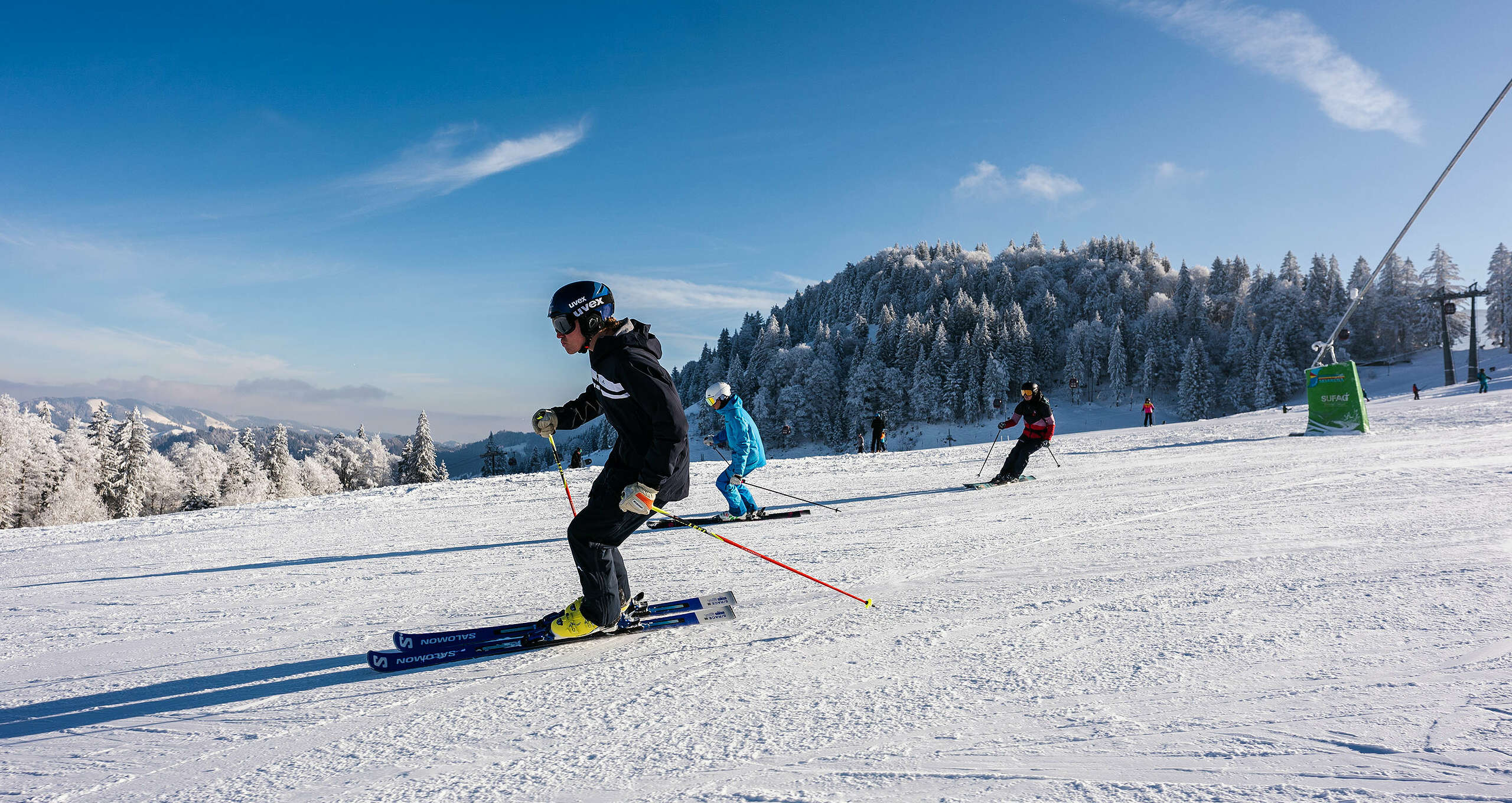 Skifahren in der Wintersonne im Skigebiet Skiarena Steibis