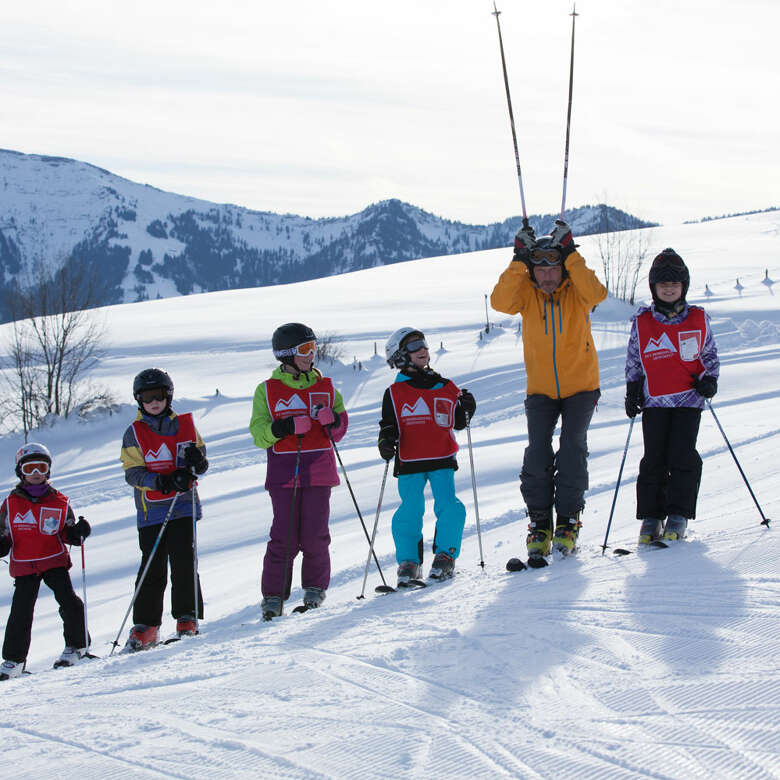 Skikurs an den Skiliften Sinswang mit Bergpanorama