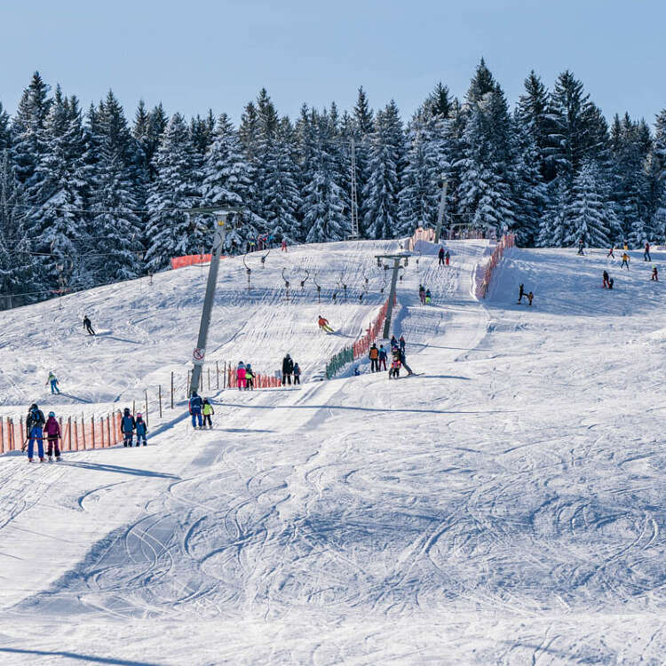 Sonniger Skitag an den Skiliften Sinswang