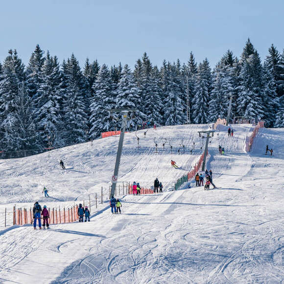 Sonniger Skitag an den Skiliften Sinswang