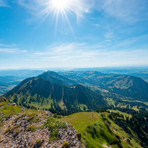 Allgäuer Bergwelt um Oberstaufen im strahlenden Sonnenschein im Sommer.