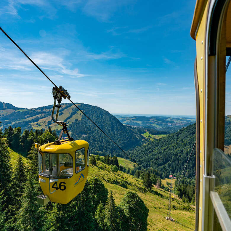 Auffahrt mit der Hochgratbahn mt Ausblick auf die grüne Landschaft von Oberstaufen