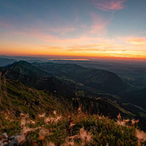 Weitblick über die Berge bis zum Bodensee im Sonnenuntergang im Sommer