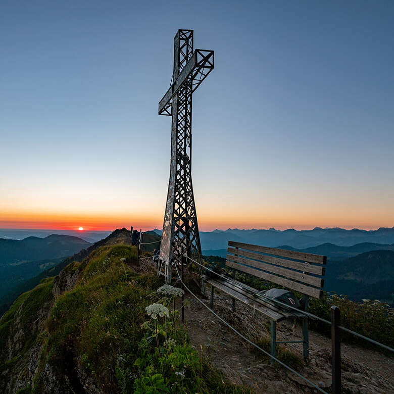 Gipfelkreuz am Hochgrat in der aufgehenden Sonne.