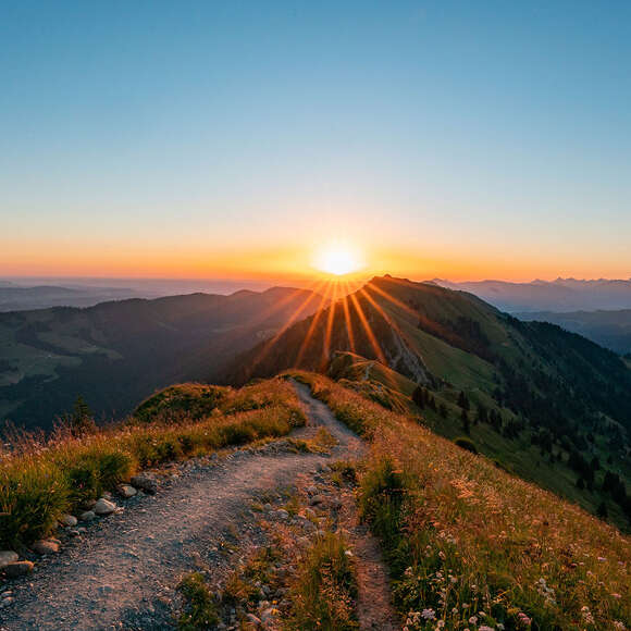 Sonnenaufgang über den Grat der Nagelfluhkette mit dem Panorama der Allgäuer Alpen