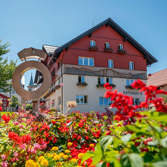 Blumenmeer am Rathaus mit Oberstaufen Logo