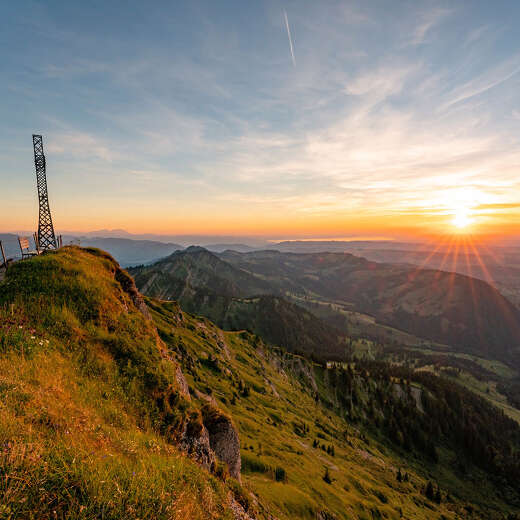 Panoramablick über die Berge von Oberstaufen mit zum Bodensee im Sonnenungang