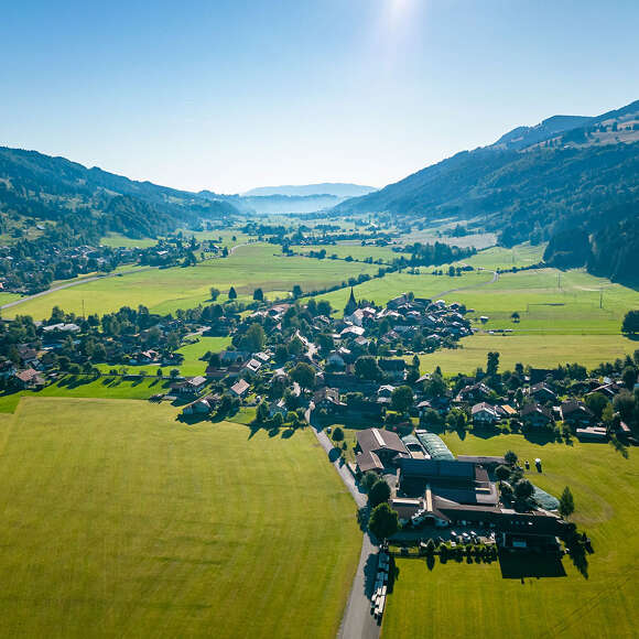 Sommer in Thalkirchdorf umgeben von Berge mit Weitblick in das Konstanzer Tal