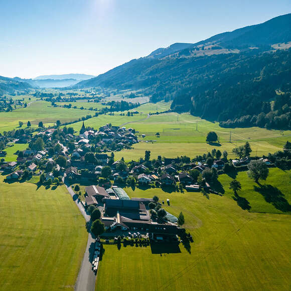 Sommer in Thalkirchdorf umgeben von Berge mit Weitblick in das Konstanzer Tal